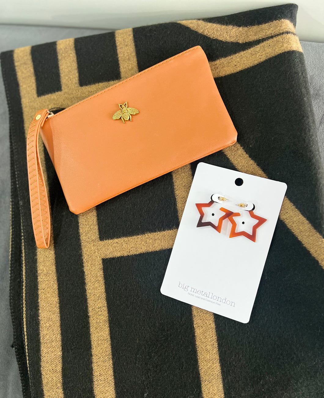 MD Geo Cosy Scarf, Earrings & Bee Wallet