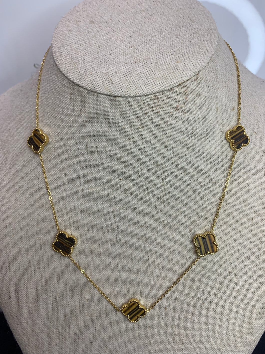 Clover Cleef Short Necklace (gold colour with faux tortoise shell)