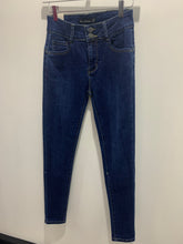 Load image into Gallery viewer, Sculpting Jeans (Size 36/8)